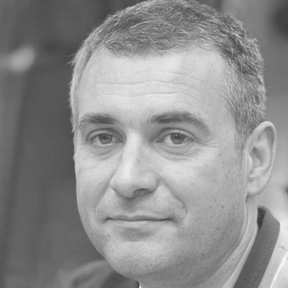 Instructor Carlos Mendoza